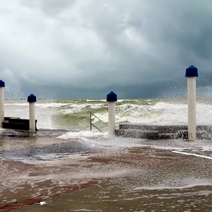 Les vagues d'une mer déchainée se jettent sur la jetée - France  - collection de photos clin d'oeil, catégorie paysages